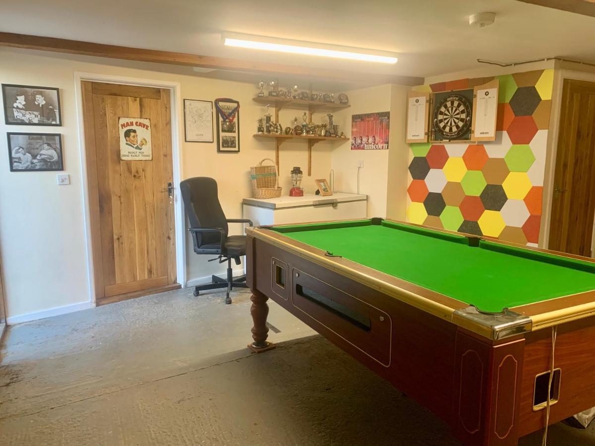 Mid-Wales Farmhouse, Swimming Pool, Tranquil Countryside Views, Sleeps 14 Meifod 외부 사진