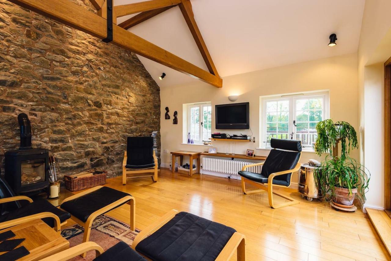 Mid-Wales Farmhouse, Swimming Pool, Tranquil Countryside Views, Sleeps 14 Meifod 외부 사진