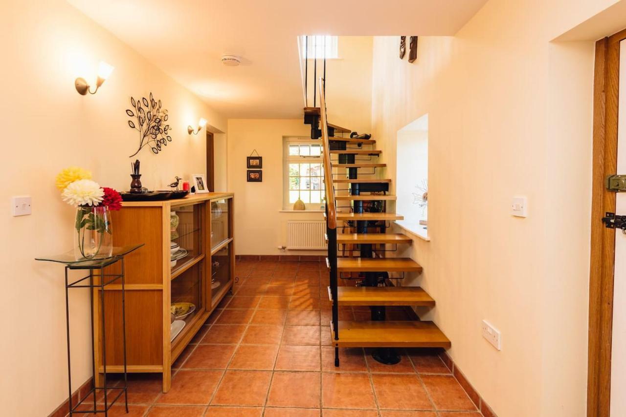 Mid-Wales Farmhouse, Swimming Pool, Tranquil Countryside Views, Sleeps 14 Meifod 외부 사진