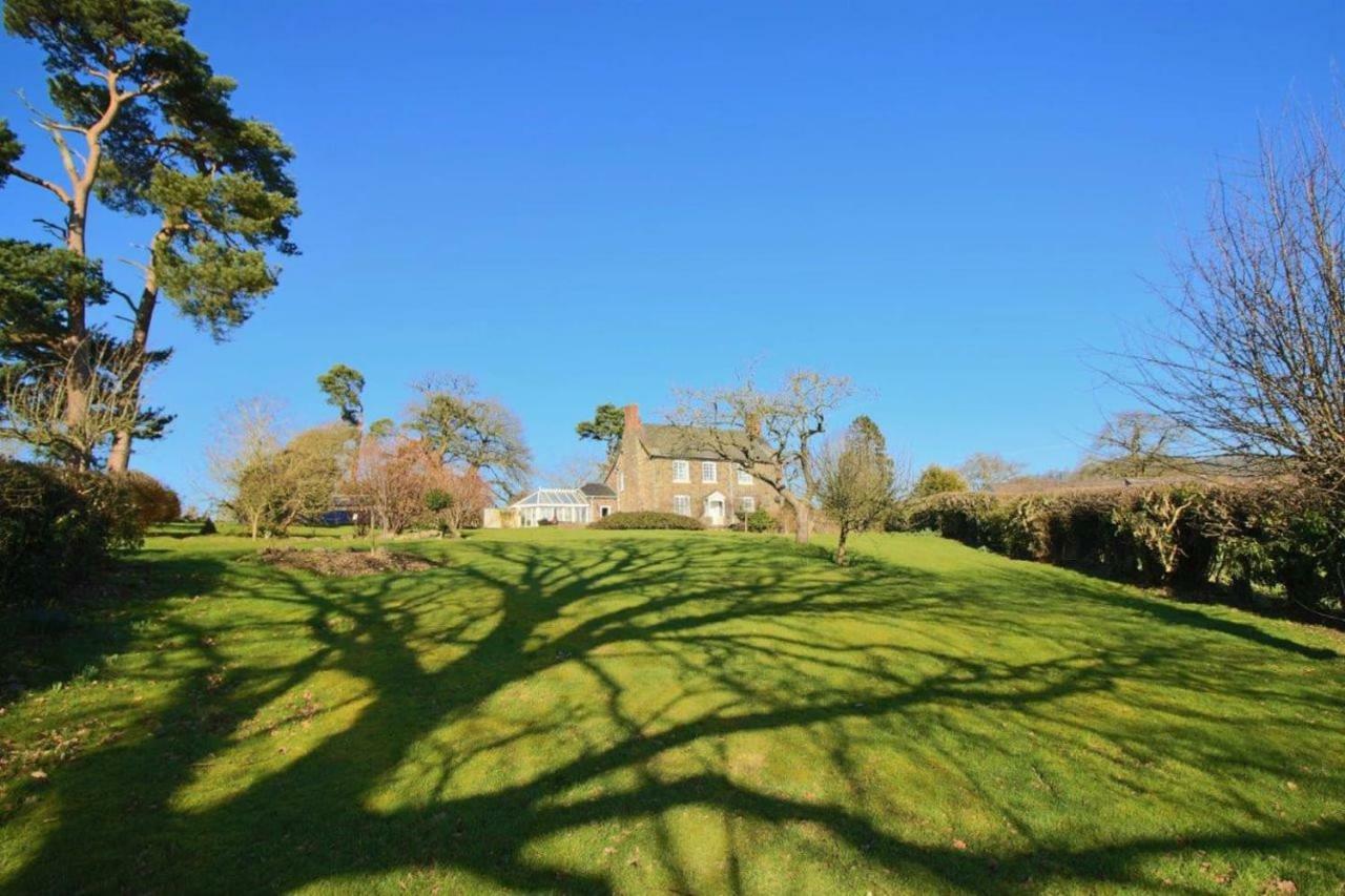 Mid-Wales Farmhouse, Swimming Pool, Tranquil Countryside Views, Sleeps 14 Meifod 외부 사진